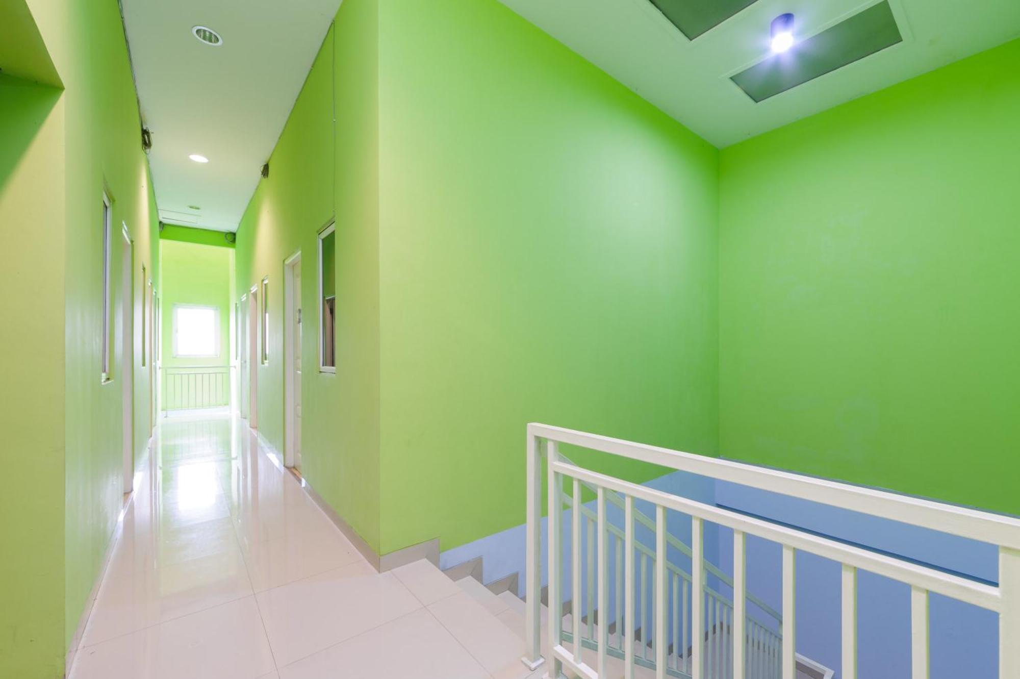 Hotel Reddoorz Near Stasiun Palmerah 3*