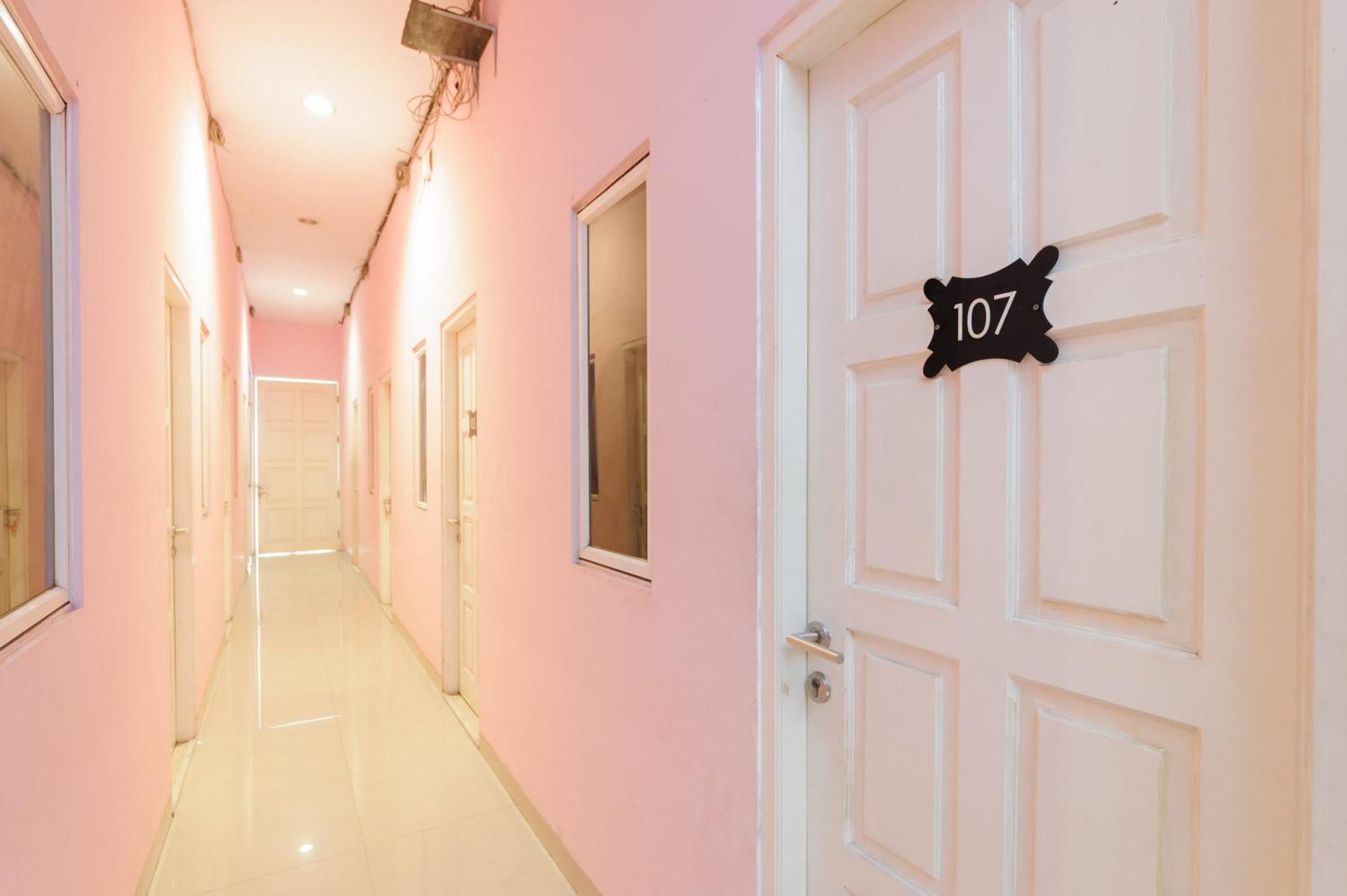 Reddoorz Near Stasiun Palmerah 3*